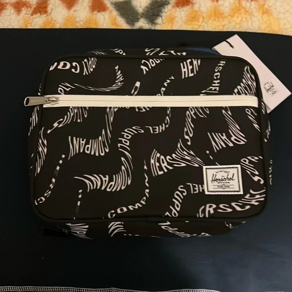 Herschel Kids Pop Quiz Lunch Box warp/black. NWT